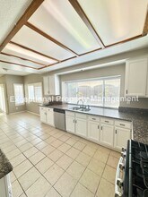 15755 Smoketree Ln in Fontana, CA - Building Photo - Building Photo