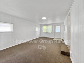 4716 NE 47th Terrace in Kansas City, MO - Foto de edificio - Building Photo