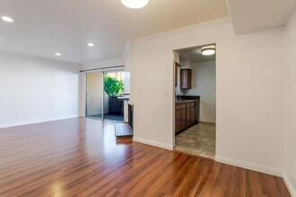 14990 Victory Blvd in Los Angeles, CA - Building Photo - Building Photo