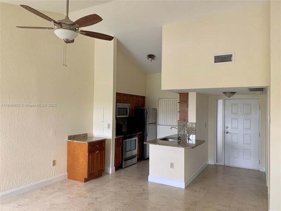 2841 N Oakland Forest Dr in Oakland Park, FL - Building Photo