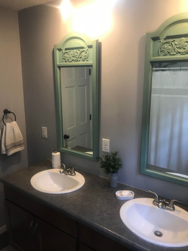 826 Clayland St in St. Paul, MN - Foto de edificio - Building Photo