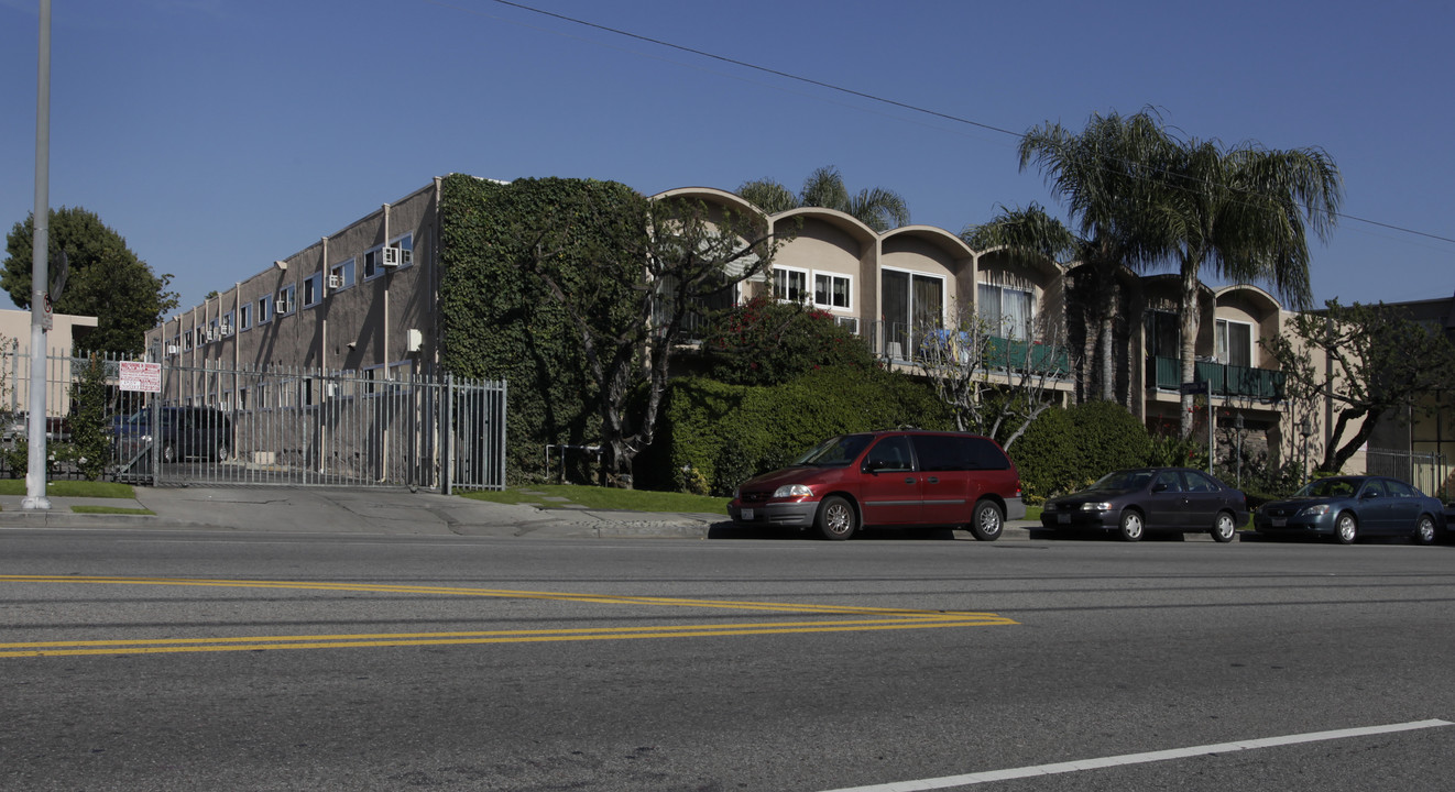 Emerald Apartments in Van Nuys, CA - Building Photo