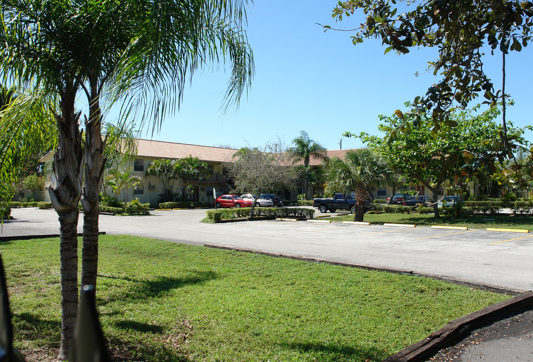 Royal Palms Apartments in Dania, FL - Building Photo