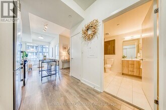 180 Fairview Mall Dr in Toronto, ON - Building Photo - Building Photo