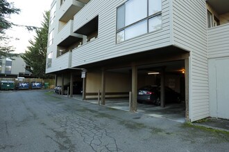 Sandhurst Apartments in Seattle, WA - Building Photo - Building Photo