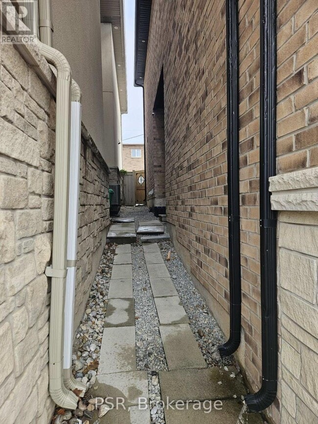 31 Monkton Cir in Brampton, ON - Building Photo - Building Photo
