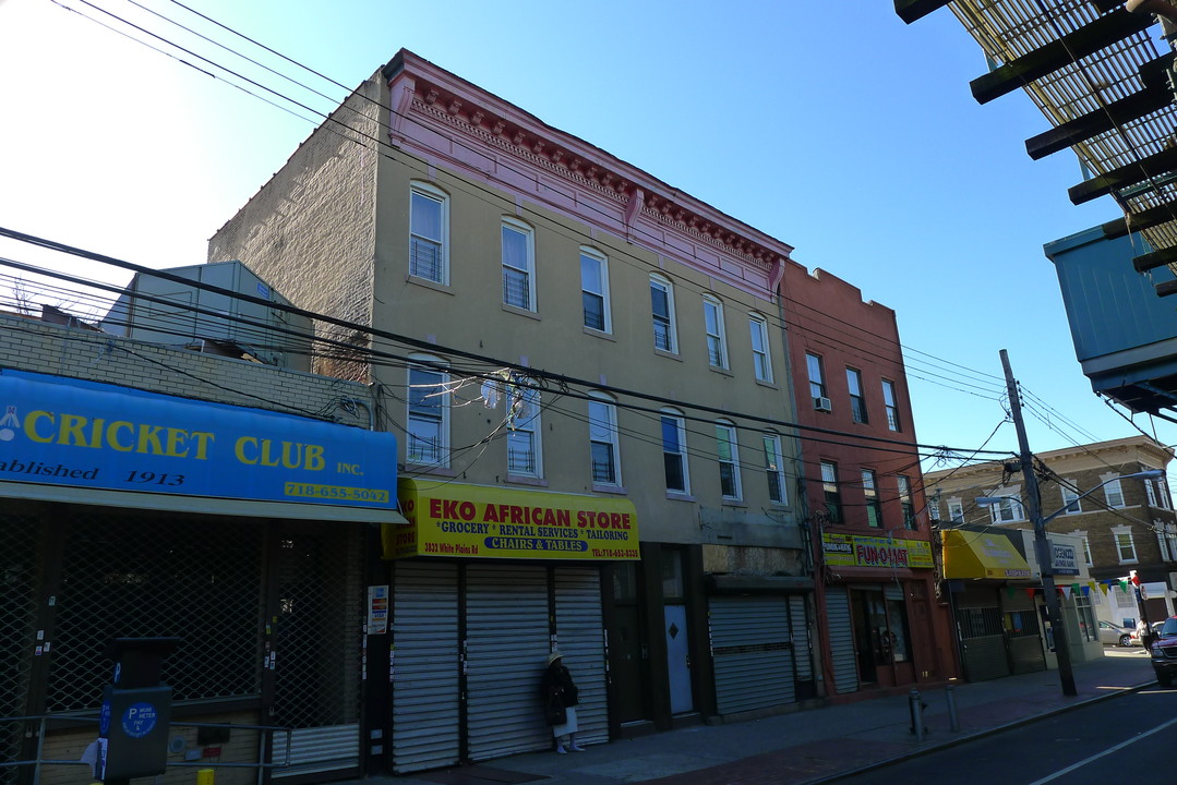 3830 White Plains Rd in Bronx, NY - Building Photo