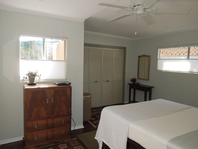 2408 - 2416 1/2 N. Beachwood Dr in Los Angeles, CA - Foto de edificio - Building Photo