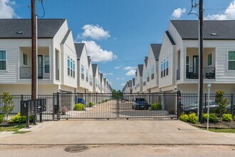 5715 White Magnolia St. in Houston, TX - Building Photo - Building Photo