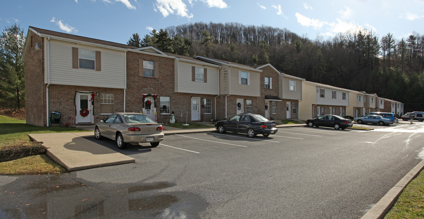 Knolls Apartments in Daniels, WV - Foto de edificio