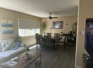 18611 Collins St, Unit e11 in Tarzana, CA - Building Photo - Building Photo