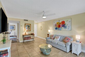 3413 Clark Rd, Unit 114 in Sarasota, FL - Building Photo - Building Photo