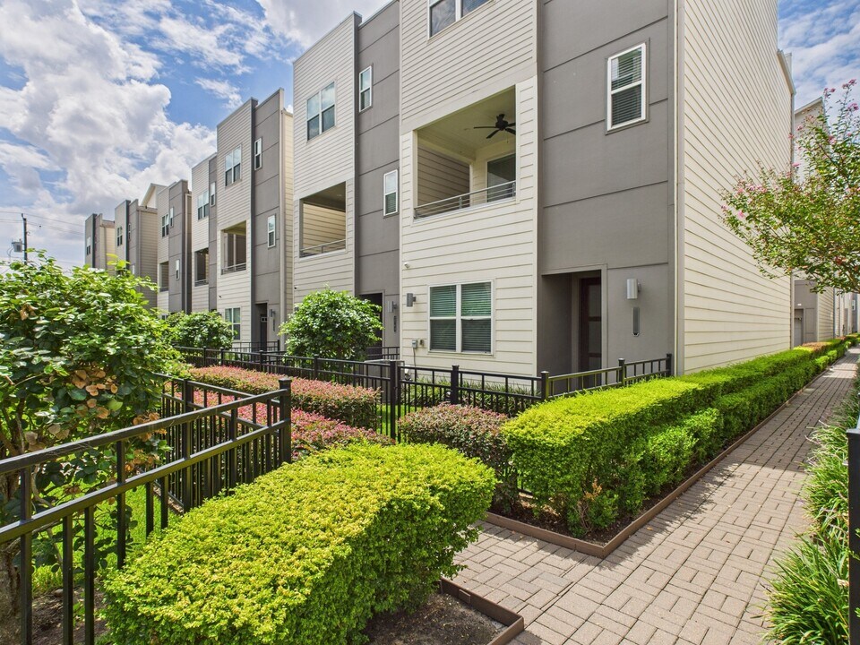 2761 Clinton Dr in Houston, TX - Building Photo