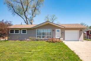 597 Nash Rd in Crystal Lake, IL - Building Photo