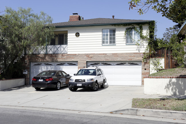 10949 Massachussetts Ave in Los Angeles, CA - Building Photo - Primary Photo