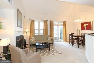 4210 Mozart Brigade Ln-Unit -X in Fairfax, VA - Foto de edificio - Building Photo