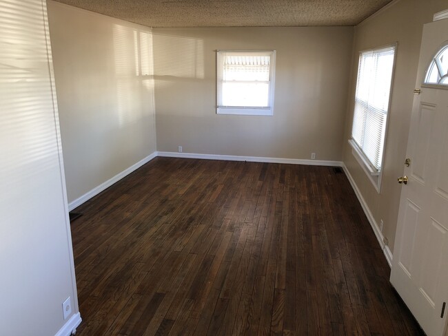 2 Bedroom House W/ Garage! in Crawfordsville, IN - Building Photo - Building Photo