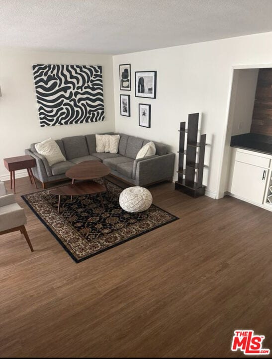 6001 Canterbury Dr in Culver City, CA - Building Photo - Building Photo