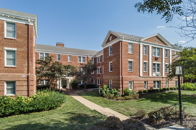 BEARINGS SOUTH CONDOMINIUM in Alexandria, VA - Foto de edificio - Building Photo