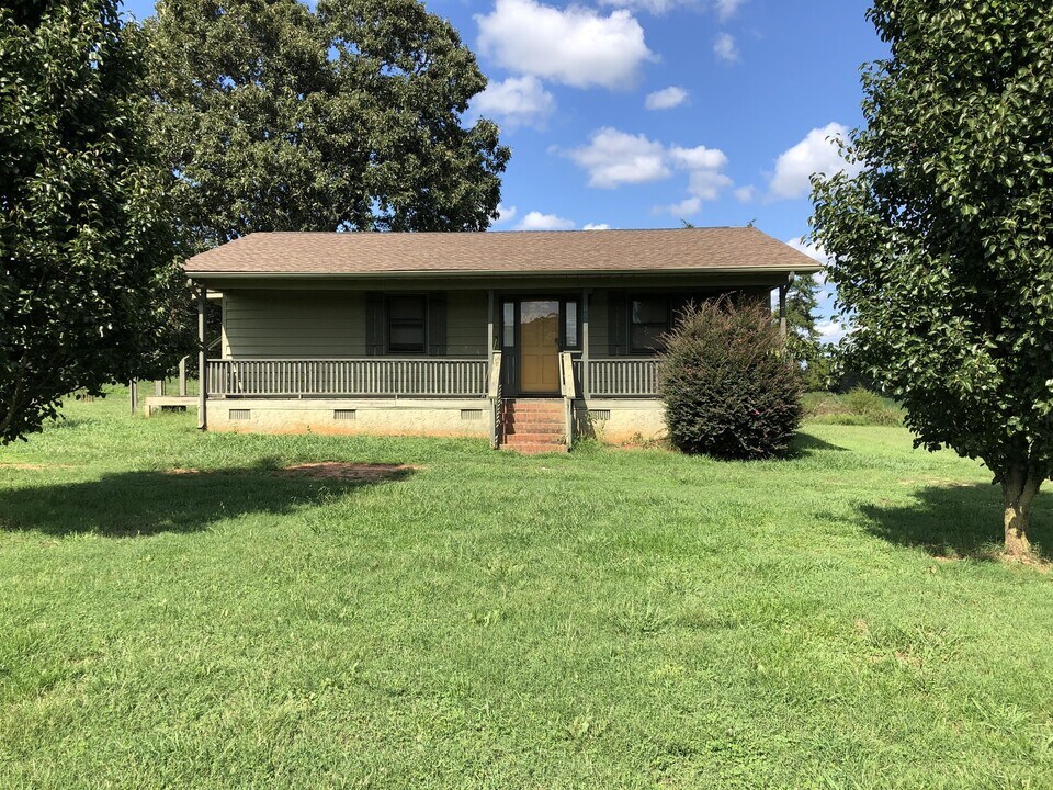 6511 W Oak Hwy in Westminster, SC - Building Photo