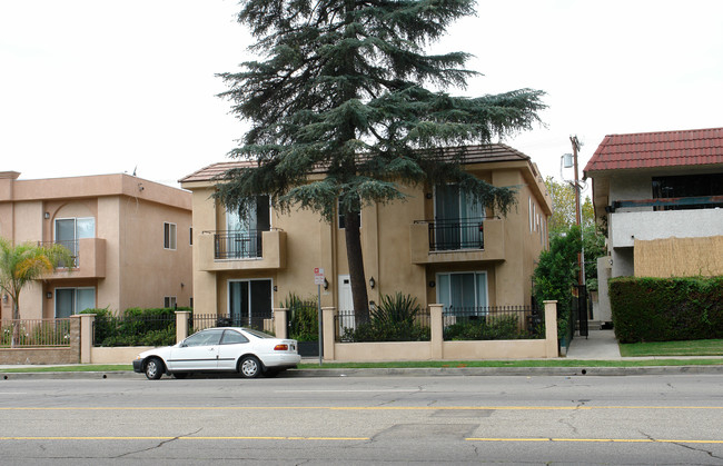 5731 Woodman Ave in Van Nuys, CA - Building Photo - Building Photo