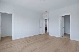 100 N Main St in Bristol, CT - Foto de edificio - Building Photo