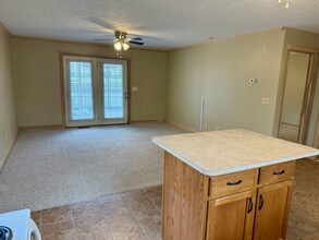 1616 Spring Valley Dr in Huntington, WV - Foto de edificio - Building Photo