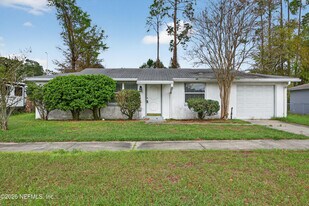 726 Perryman Ln W in Jacksonville, FL - Building Photo