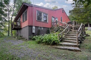 174 Weatogue Rd in Salisbury, CT - Building Photo