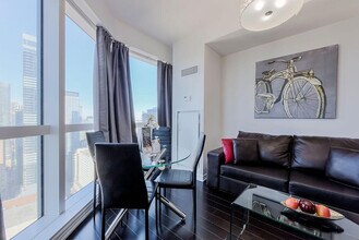 386 Yonge St, Unit SI ID1509516P in Toronto, ON - Building Photo - Building Photo