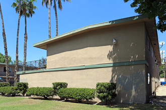 11651 Stuart Dr in Garden Grove, CA - Foto de edificio - Building Photo