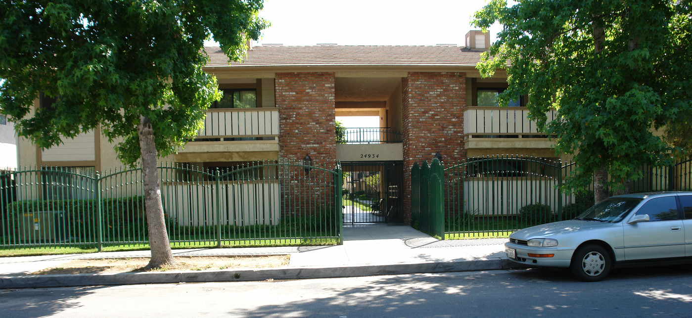 Walnut Apartments in Santa Clarita, CA - Building Photo