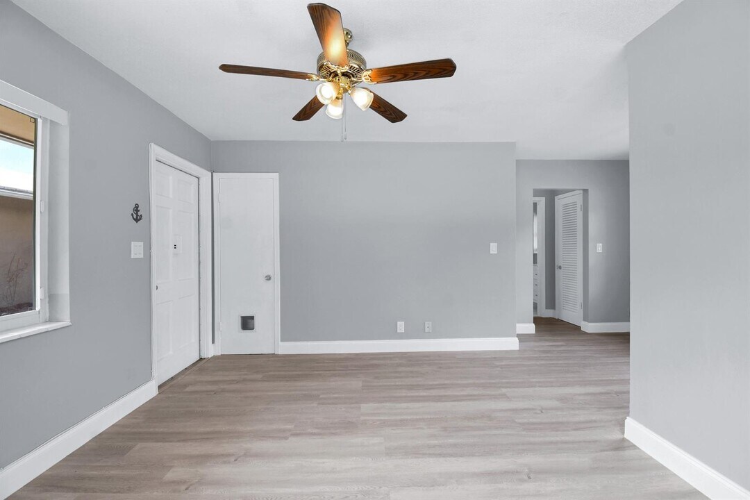 4751 NE 21st Ter in Lighthouse Point, FL - Foto de edificio