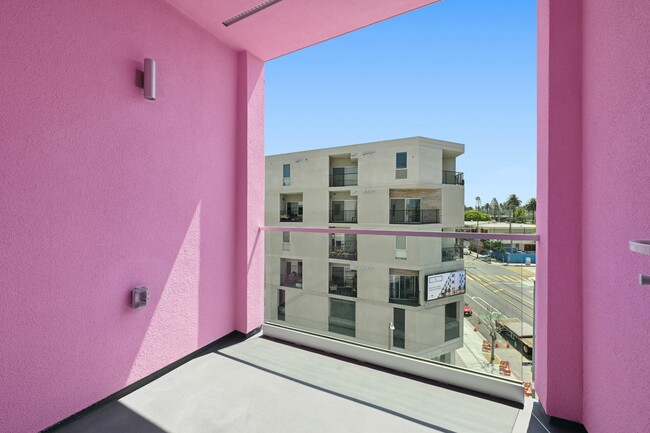 2599 Alsace in Los Angeles, CA - Building Photo - Building Photo