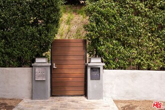 2050 N Edgemont St in Los Angeles, CA - Building Photo - Building Photo
