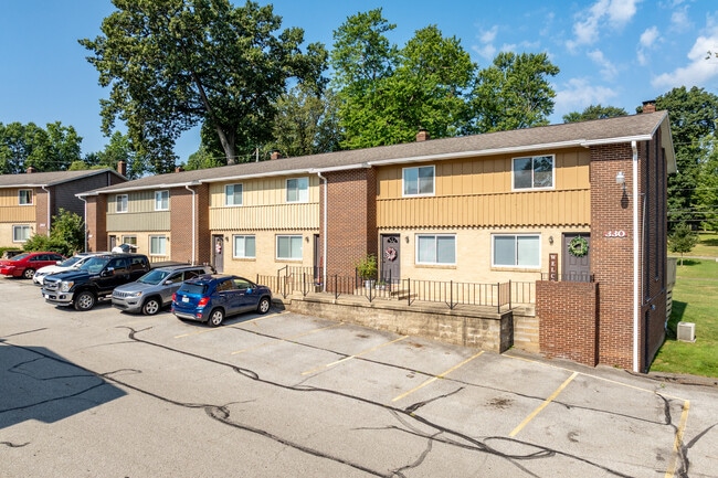 Lincoln Square Apartments in Hartville, OH - Building Photo - Primary Photo