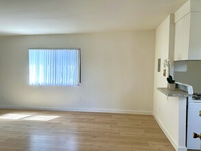 Woodman Court in Van Nuys, CA - Foto de edificio - Building Photo