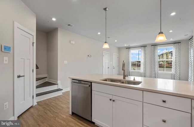 42627 Burbank Terrace in Sterling, VA - Building Photo - Building Photo