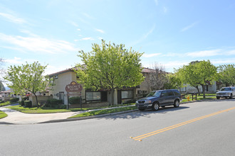 Walnut Square Apartments in Simi Valley, CA - Building Photo - Building Photo