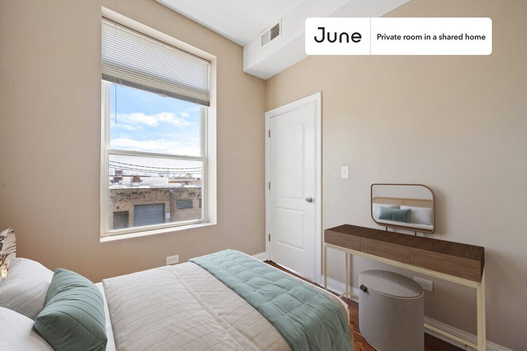 Private bedroom in 3 bed/1 bath Home in Chicago, IL - Building Photo