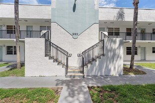 1925 Madison St, Unit 22 in Hollywood, FL - Building Photo