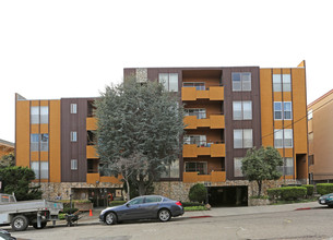 Euclid Plaza Apartments in Oakland, CA - Building Photo - Building Photo