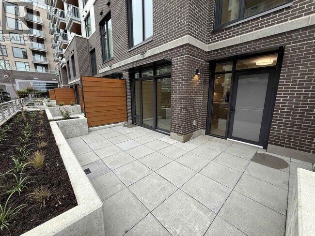 property at 755 Harbourside Dr