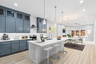 2611 Sylvan Ave in Dallas, TX - Building Photo - Building Photo
