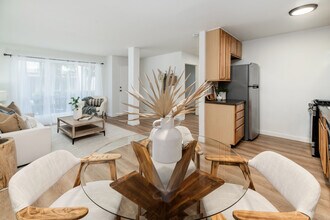 13754 Mango Dr, Unit 111 in Del Mar, CA - Foto de edificio - Building Photo