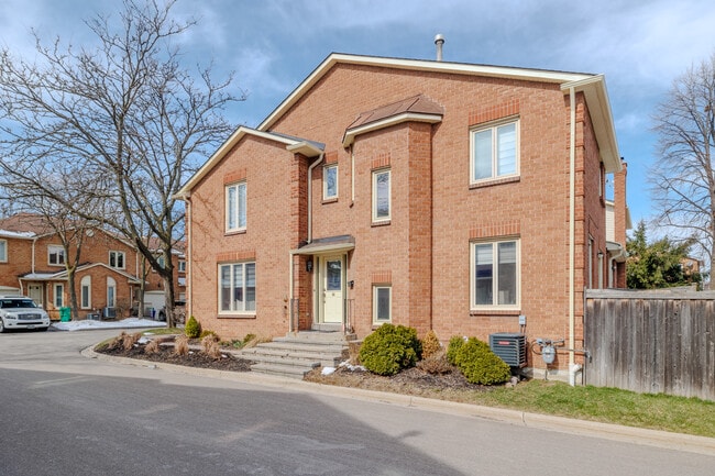 5028 Delaware Dr in Mississauga, ON - Building Photo - Building Photo