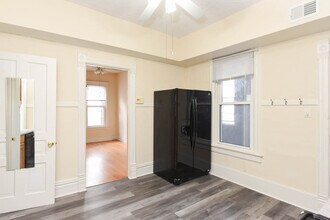 1721 W Nelson St, Unit 2R in Chicago, IL - Building Photo - Building Photo