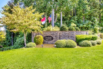 Overlooke at Simms Creek Apartments in Raleigh, NC - Foto de edificio - Building Photo