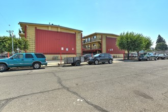 Redwood Apartments in Redwood City, CA - Building Photo - Primary Photo