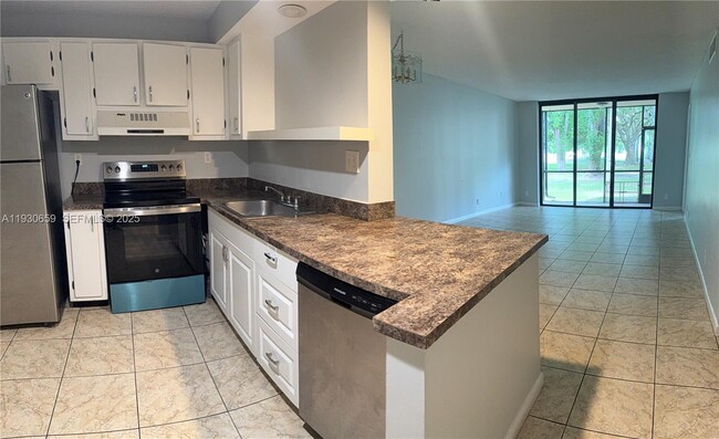 7750 W McNab Rd in Tamarac, FL - Building Photo - Building Photo